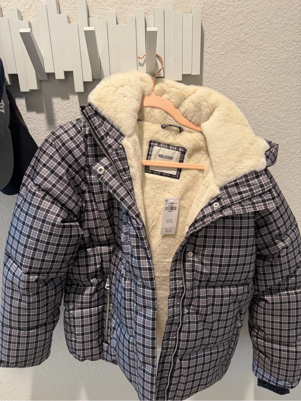 Hollister Women's Gray and White Plaid Faux-Sherpa Puffer Jacket